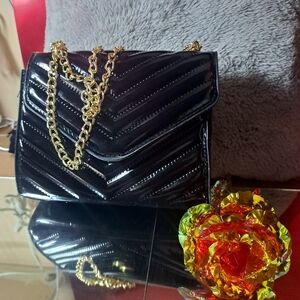 Women's and young girl's wallet. Black color by Carol. It is new. It has an adju